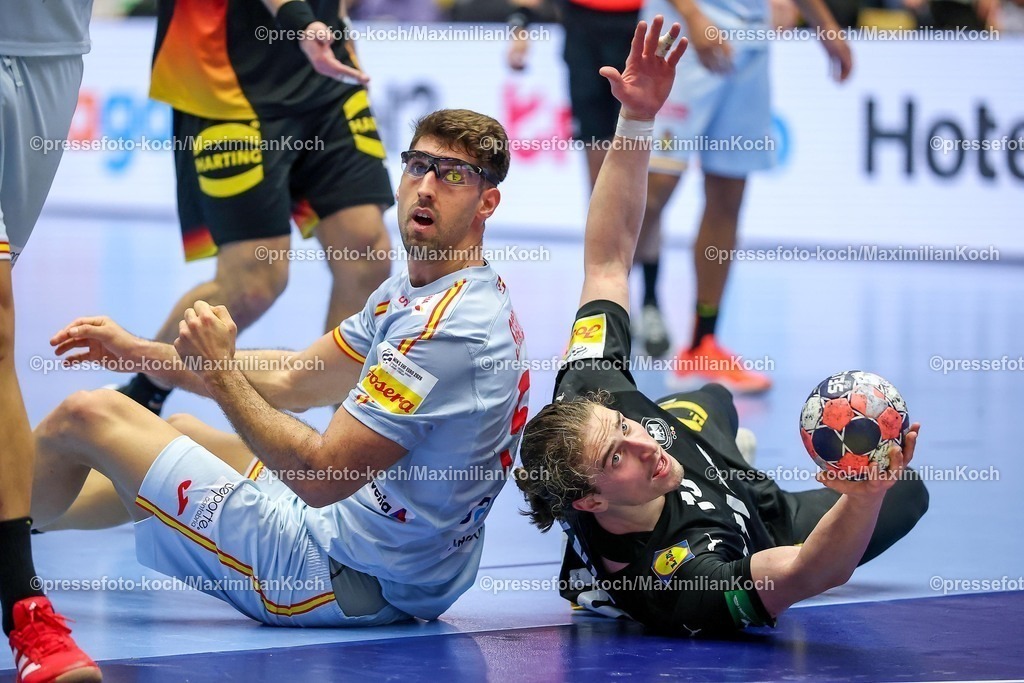 EHF19012602219 | 19.01.2026, Handball, Men's EHF EURO 2026, Deutschland - Spanien, Jyske Bank Boxen in Herning, Dänemark, Preliminary Round:  Antonio Serradilla Cuenca (Espania #05) neben  Juri Knorr (Germany #15) auf dem Boden liegend 