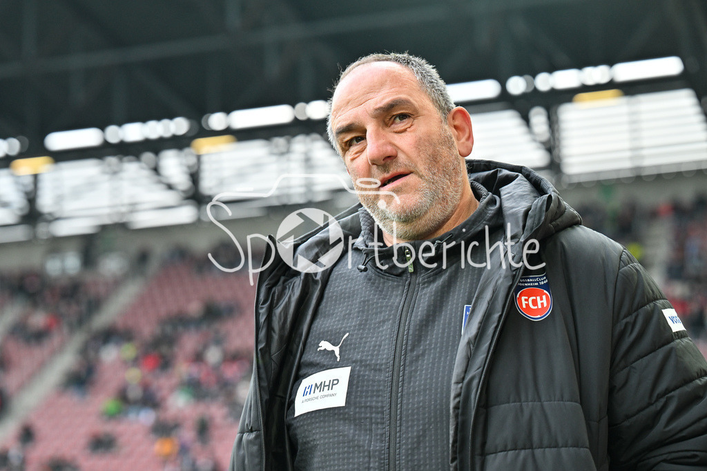FC Augsburg - 1. FC Heidenheim | AUGSBURG, GERMANY - 15. FEBRUARY: im Bild Frank SCHMIDT Trainer 1. FC Heidenheim / Einzelfoto / Freisteller vor dem Bundesligamatch zwischen dem FC Augsburg und dem 1. FC Heidenheim am 22. Spieltag in der WWK-Arena / DFL REGULATIONS PROHIBIT ANY USE OF PHOTOGRAPHS AS IMAGE SEQUENCES AND/OR QUASI-VIDEO