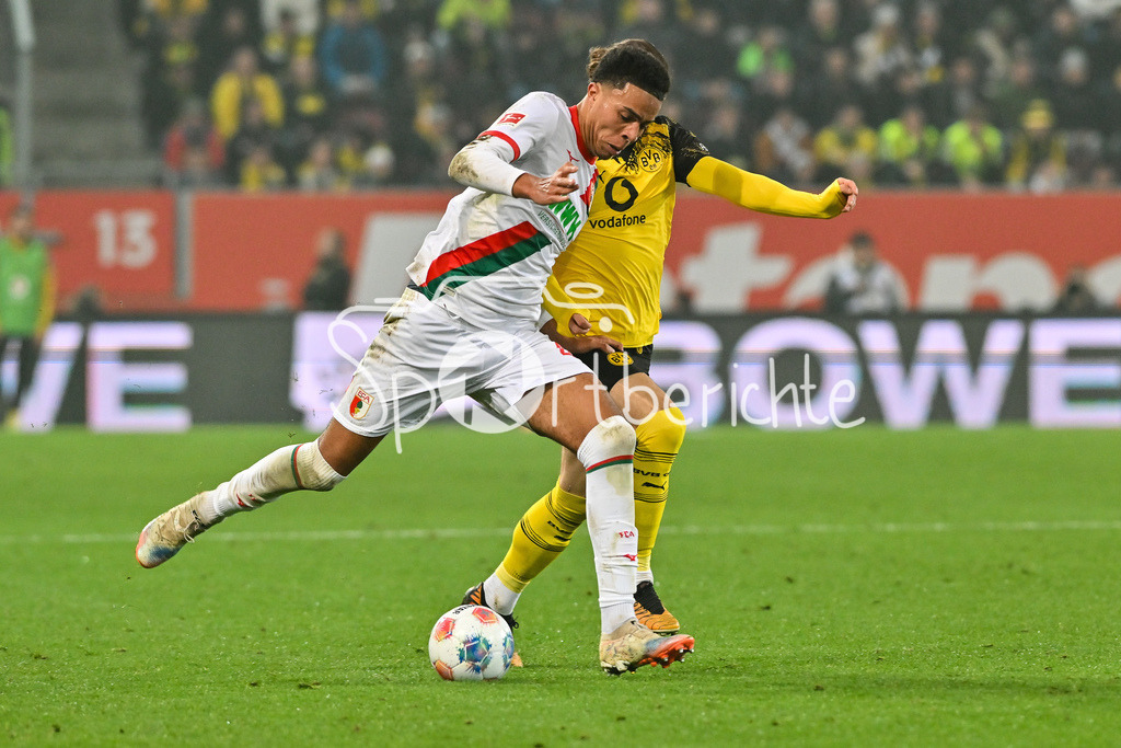 FC Augsburg - Borussia Dortmund | AUGSBURG, GERMANY - Noahkai BANKS (FC Augsburg 40) against Marcel SABITZER (Borussia Dortmund 20) during the bundesliga match between FC Augsburg vs. Borussia Dortmund on matchday 9 at WWK Arena on October 31, 2025 in Augsburg, Germany / DFL REGULATIONS PROHIBIT ANY USE OF PHOTOGRAPHS AS IMAGE SEQUENCES AND/OR QUASI-VIDEO