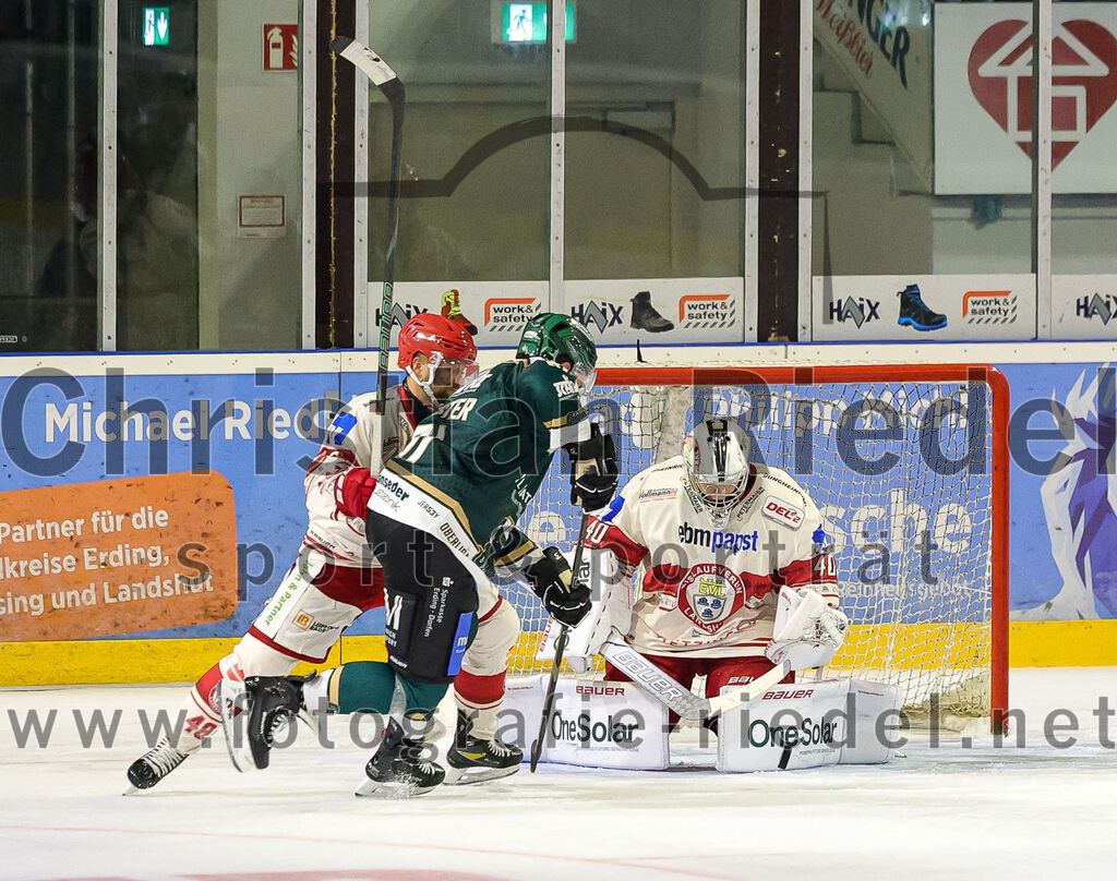 2025-09-12_181_TSV_Erding_gegen_EV_Landshut | Erding, Deutschland, 12.09.2025:Eishockey, Oberliga Süd 2025 / 2026, Testspiel, TSV Erding gegen EV Landshut, Endergebnis: 4:6Maximilian Forster (Erding Gladiators, #81), Torwart Johannes Kurrer (EV Landshut, #40)Foto: Christian Riedel / fotografie-riedel.net