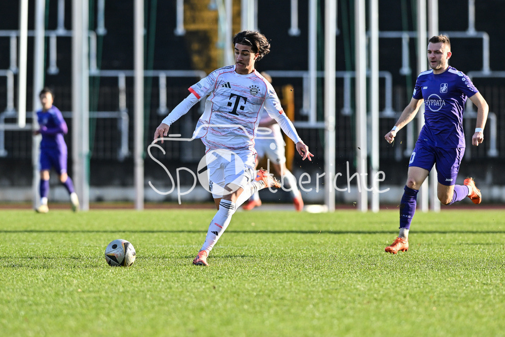 TSV Schwaben Augsburg - FC Bayern Amateure | AUGSBURG, GERMANY - 29. NOVEMBER: im Duell Lukas RAMSER (TSV Schwaben Augsburg 10) und Adin LICINA (FC Bayern München II 8) beim Ligaspiel zwischen dem TSV Schwaben Augsburg und den Amateuren des FC Bayern am 20. Spieltag der Regionalliga Bayern im Rosenaustadion