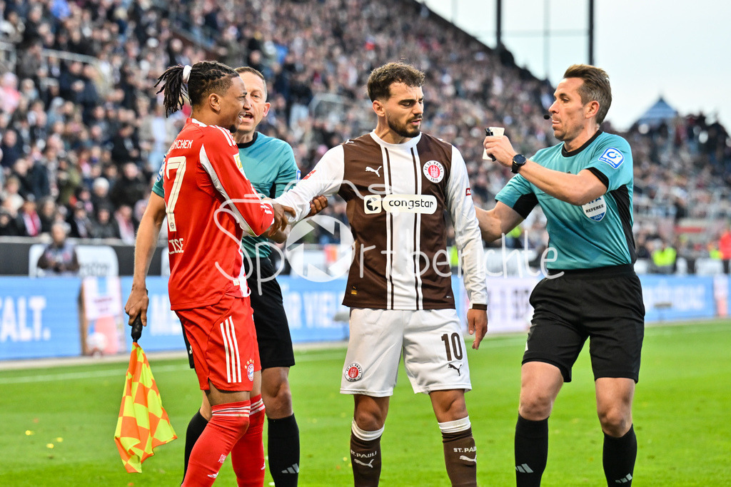 FC St. Pauli - FC Bayern München | ST. PAULI, DEUTSCHLAND - 11. APRIL: im Bild Michael OLISE (FC Bayern Munich 17), Danel SINANI (FC St. Pauli 10) und Referee Tobias STIELER während dem Bundesligamatch zwischen dem FC St. Pauli und dem FC Bayern München am 29. Spieltag im Millerntor Stadion / DFL REGULATIONS PROHIBIT ANY USE OF PHOTOGRAPHS AS IMAGE SEQUENCES AND/OR QUASI-VIDEO