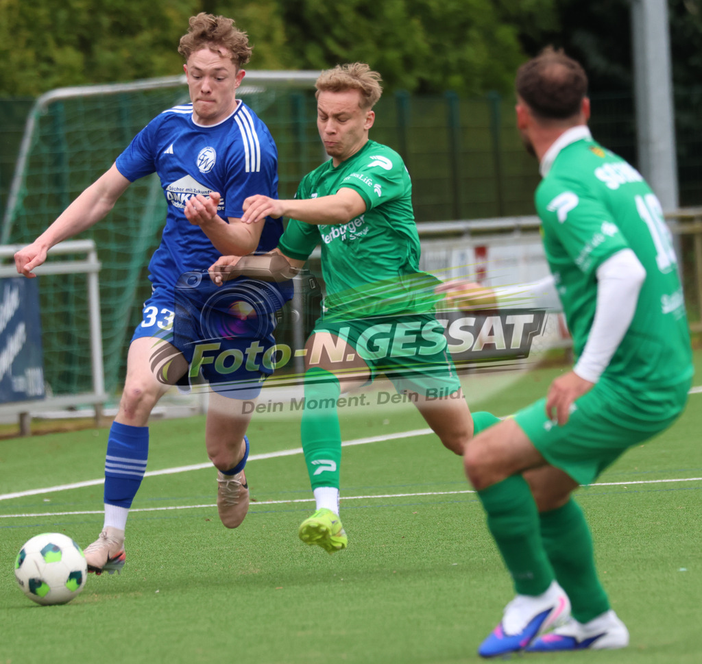 SC Enger - SV Enger-Westerenger | Auf dem Bild zu sehen: grün SC Enger: Alexander Geiger ; blau SV Enger-Westerenger: Fabrice WalterSC Enger, SV Enger-Westerenger, Saison 25/26, Kreisliga A, Enger, Deutschland - Realisiert mit Pictrs.com