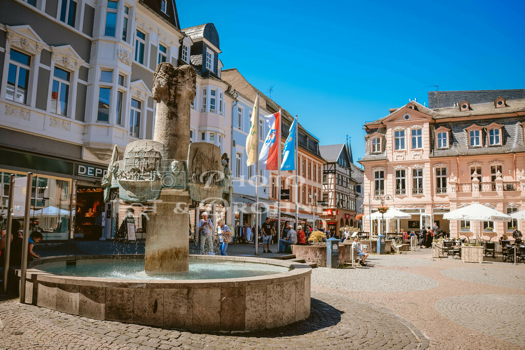 Bingen-9246 | In der Innenstadt ist immer was los, hier wird der Wochenmarkt abgehalten aber auch beim Binger Winzerfest ist die ganze Innenstadt belebt. Viele Geschäfte laden hier zum shoppen ein. Fotografen kommen ebenfalls auf ihre Kosten, denn Fotomotive gibt es reichlich in der Innenstadt. - Realisiert mit Pictrs.com
