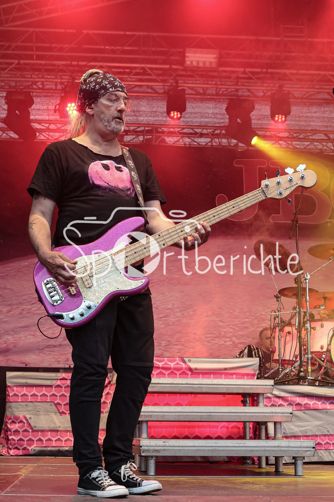 Sommer am Kiez | Ralph Bach von der Band JBO spielt beim Augsburger Festival "Sommer am Kiez" auf seinen Bass / Fun Metal