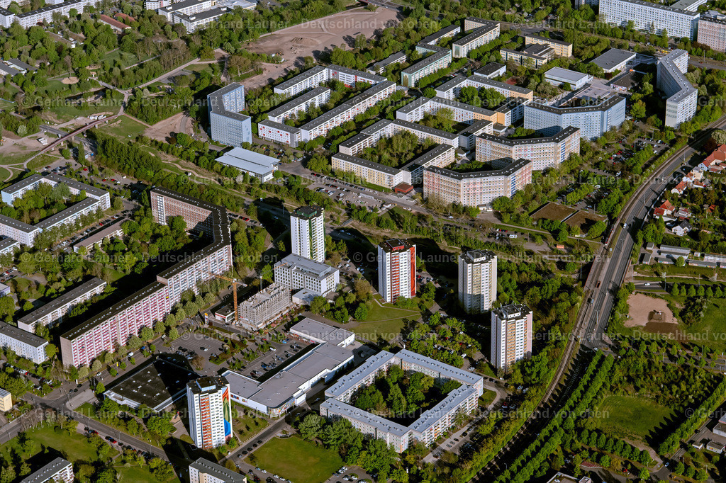 4026053 | ERFURT 06.05.2020 Hochhäuser im Wohngebiet einer industriell gefertigten Plattenbau- Siedlung an der Moskauer Straße im Ortsteil Moskauer Platz in Erfurt im Bundesland Thüringen, Deutschland. // Skyscrapers in the residential area of industrially manufactured settlement on Moskauer Strasse in the district Moskauer Platz in Erfurt in the state Thuringia, Germany. Foto: Gerhard Launer