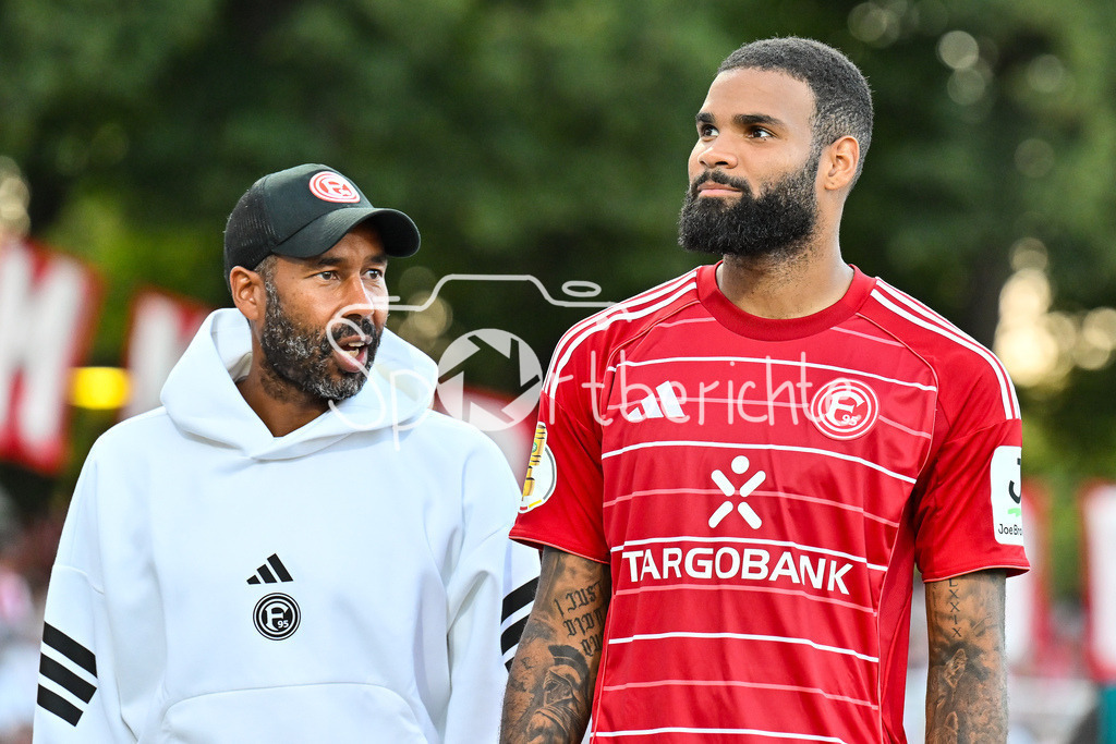 1. FC Schweinfurt 05 - Fortuna Düsseldorf | im Gespräch nach der Partie Daniel THIOUNE Trainer Fortuna Düsseldorf und Jamil SIEBERG (Fortuna 20) / DFB-Pokal: 1. FC Schweinfurt 05 - Fortuna Düsseldorf; Riedel-Bau Arena am 18.08.2025