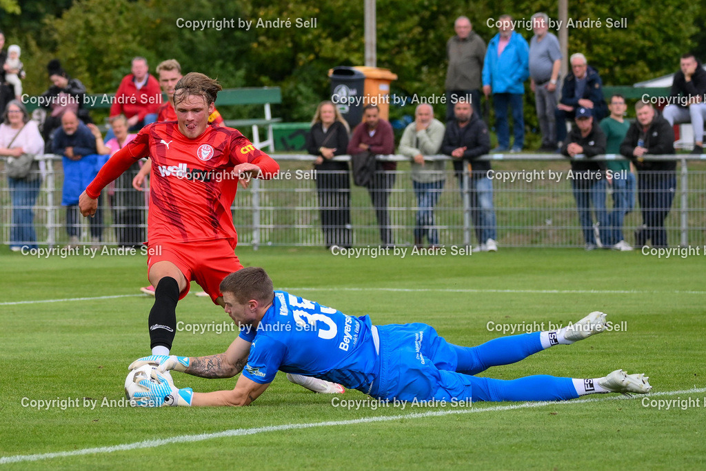 PSV Neumünster vs FC KIlia Kiel | Tilman Körtzinger (PSV #35) vor Kevin Kortum (Kilia #11) am Ball, nachdem Torwart den Freistoß von Paul Meseberg (Kilia #18) hat abklatschen lassen / Fußball-Oberliga Männer 2026/2027 / PSV Neumünster vs FC KIlia Kiel / PSV Stadion Platz A / Neumünster / 29.08.26 - Realisiert mit Pictrs.com