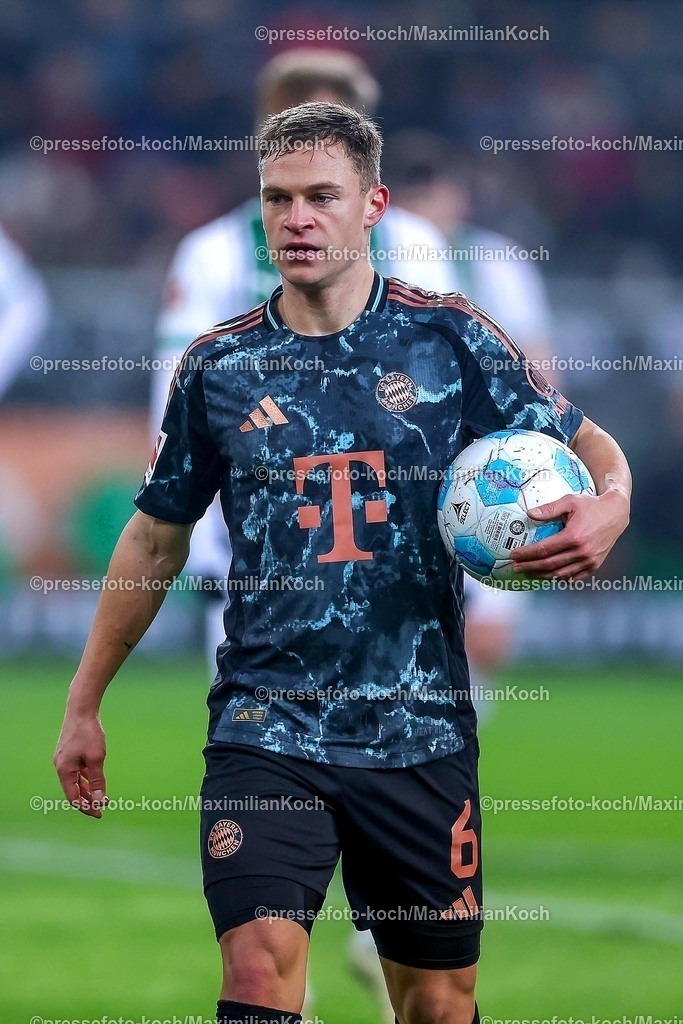 BMG11012502227 | 11.01.2025, Fußball, Borussia Mönchengladbach - FC Bayern München, 1. Fußball Bundesliga, Borussia-Park, Saison 2024 2025: Joshua Kimmich (Bayern #6)DFB regulations prohibit any use of photographs as image sequences and or quasi-video.