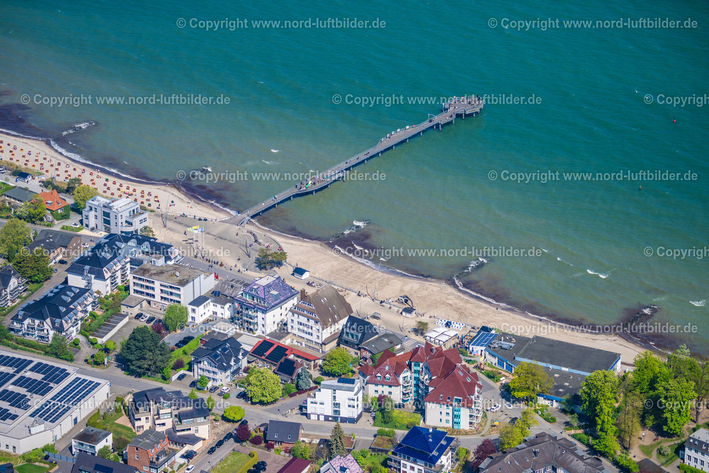 Niendorf_ELS_0008010524 | NIENDORF 01.05.2024 Ortsansicht an der Meeres-Küste der Ostsee in Niendorf/Ostsee im Bundesland Schleswig-Holstein, Deutschland. // Townscape on the seacoast of Baltic Sea in Niendorf/Ostsee in the state Schleswig-Holstein, Germany. Foto: Martin Elsen