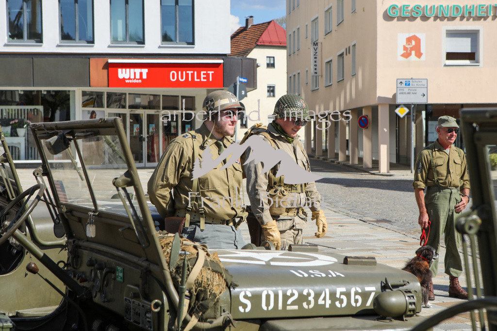 OE7A6765 | Historische Militärfahrzeuge aus Regen unterwegs zur Parade zum Tag der Befreiung in Pilsen