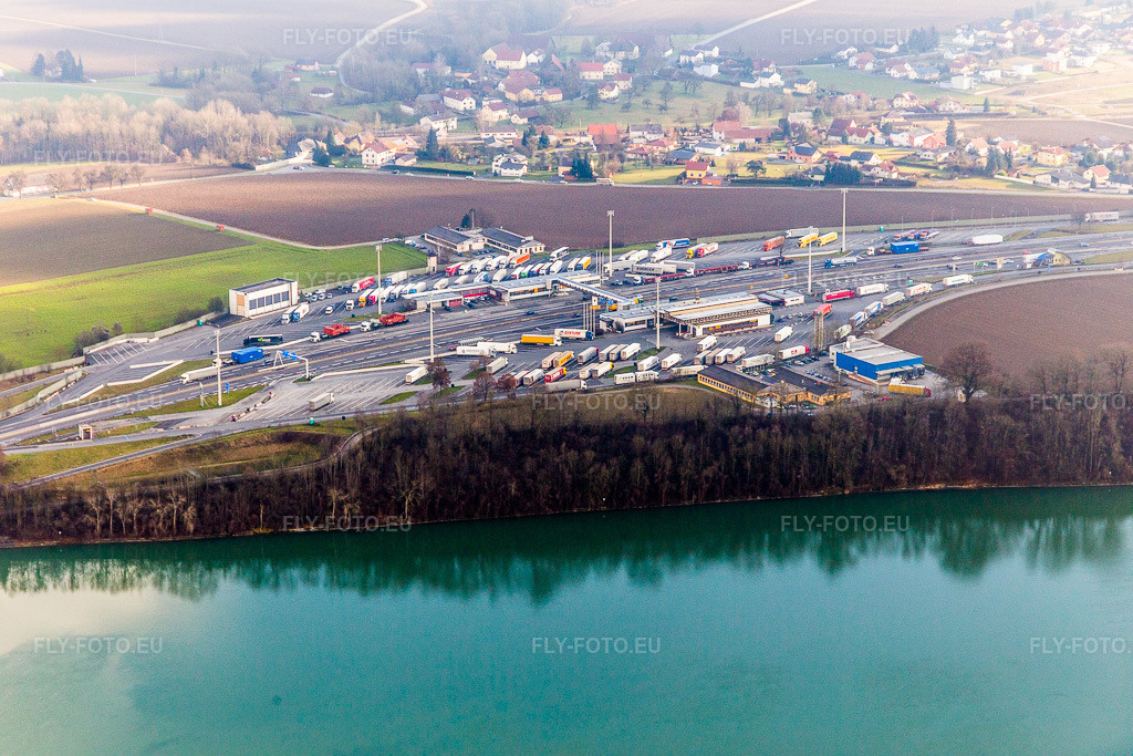 Vue aérienne: Passage frontalier autoroutier, contrôles routiers pour camions sur l'A8 entre l'Autriche et l'A3 en Allemagne, au niveau de l'Inn. à Suben dans le département Haute-Autriche, L'Autriche. Photo: IMG_096065.jpg prise le 29/12/2016 par Werner Riehm/FLY-FOTO.eu – Résolution de l'original: 5472 x 3648 px