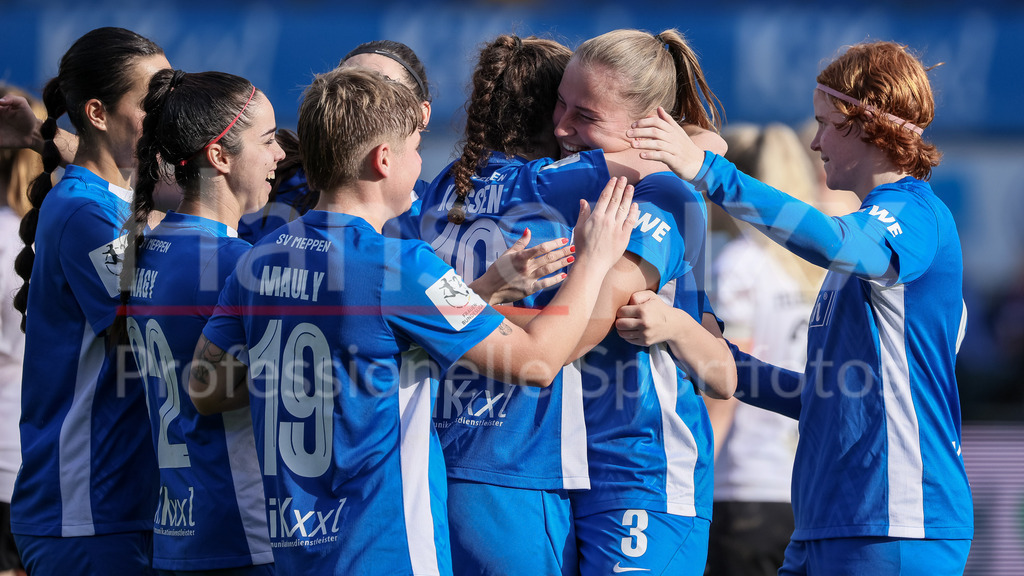 Fussball, 2. Frauen-Bundesliga, SV Meppen - FSV Gütersloh 2009 | v.li.: Spielerinnen vom SV Meppen mit Torjubel, Jubel, jubeln, jubelt, optimistisch, Spielszene, Highlight, Freude über das Tor zum 3:0, DIE DFB-RICHTLINIEN UNTERSAGEN JEGLICHE NUTZUNG VON FOTOS ALS SEQUENZBILDER UND/ODER VIDEOÄHNLICHE FOTOSTRECKEN. DFB REGULATIONS PROHIBIT ANY USE OF PHOTOGRAPHS AS IMAGE SEQUENCES AND/OR QUASI-VIDEO.