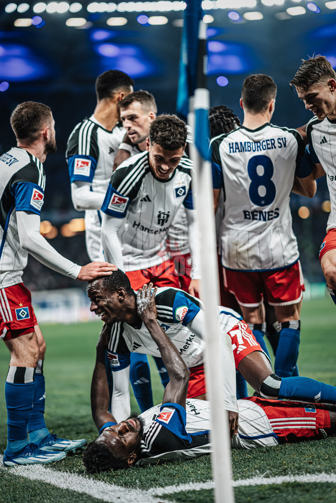 Fußball | Männer | Saison 2023/2024 | 2. Fußball-Bundesliga | 12. Spieltag | Hamburger SV vs. 1. FC Magdeburg | 04.11.2023 | Bakery Jatta (#18, HSV) auf dem Boden nach seinem Tor umgeben von seinem Team