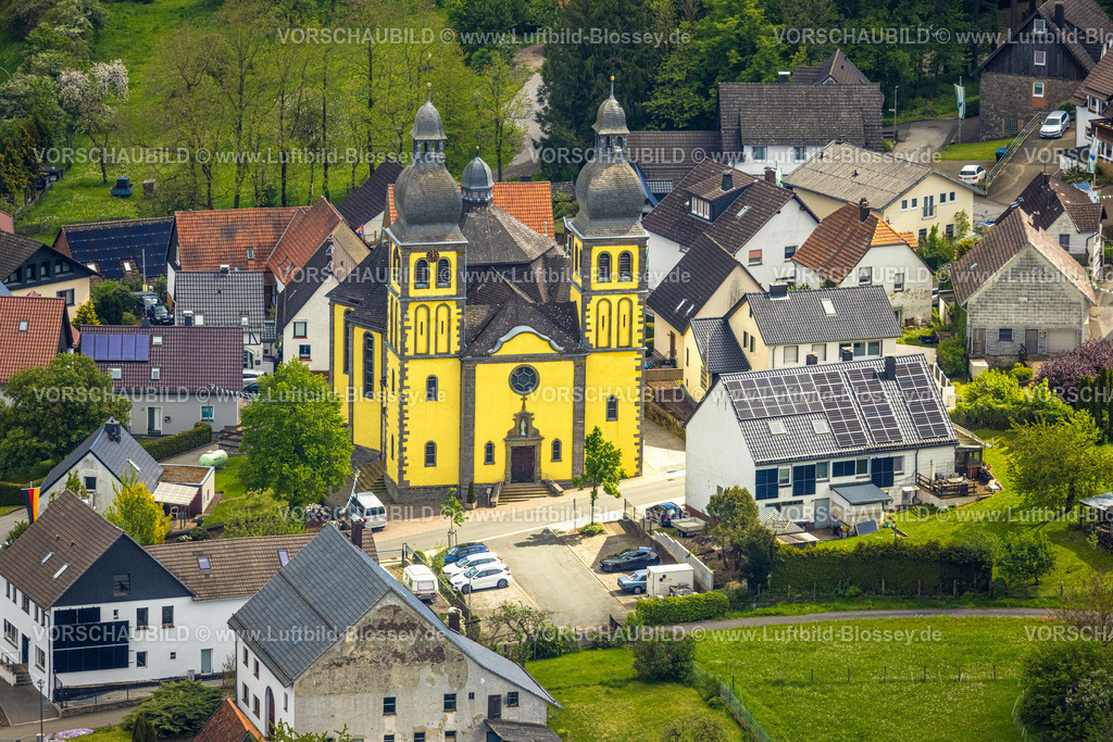 Marsberg240504058Padberg | Luftbild, gelbe Kirche St. Maria Magdalena in Padberg, Marsberg, Sauerland, Nordrhein-Westfalen, Deutschland