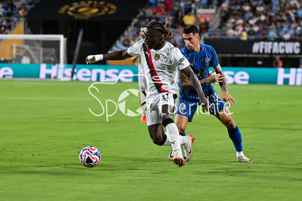 Manchester City - Al-Hilal SFC | im Duell Joao CANCELO (Al-Hilal 20) und Jeremy DOKU (Manchester City 11) / Zweikampf / FIFA Club World Cup: Manchester City - Al-Hilal SFC, Camping World Stadium am 30.06.2025 / NOT FOR SALE IN USA