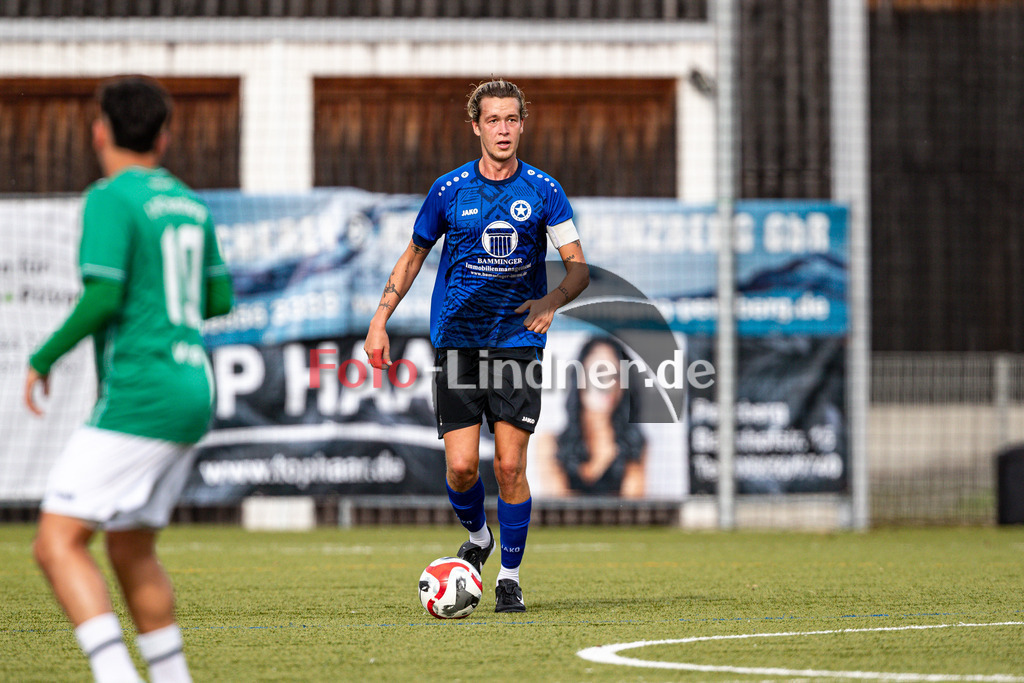 1. FC Penzberg gegen FC Wacker München | Bezirksliga Oberbayern Süd 3, 1. FC Penzberg gegen FC Wacker München, 20241012,Benno DEEKEN (FC Wacker München 5) in Aktion, Freisteller,2024-10-12 in Penzberg (Stadion an der Karl-Wald-Straße), Benno DEEKEN (FC Wacker München 5)Copyright: WolfgangxLindner www.foto-lindner.de