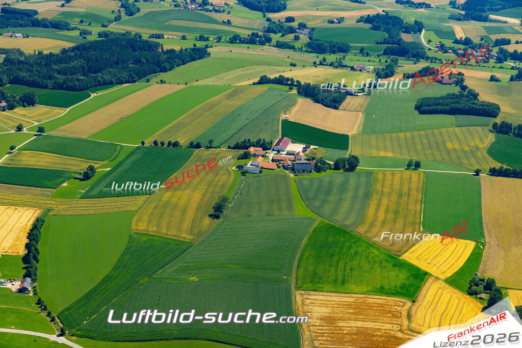 Aktuelles Luftbild von Gumpolding Buchbach - Die Luftaufnahme wurde 2022 mittels UL-Flugzeug erstellt ( keine Drohne ) - hochauflösende Kamera-Systeme von  Canon -Beste Qualität - Für grossformatige Ausdrucke geeignet. Die Geschenkidee !