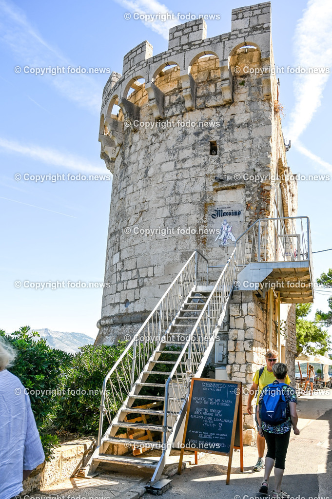 Kroatien_ Korcula_ Insel in Sueddalmatien_ Korcula Stadt_ 13.09.2024-128 | 13.09.2024, Kroatien, HRV, Korcula, Insel in Sueddalmatien, Korcula Stadt im Bild Hafen, Hafenansichten, Boot, Boote, Schiff, Schiffe, Gebauede, Adria, Meer, Stadtansichten, Altstadt, Marco Polo, Museum, Touristen, Souvenier, Restaurant, KonobaKorcula - Schwarzes Korfu - benannt nach den dunklen Kiefernwaeldern, ist eine zu Kroatien gehoerende Insel in der Adria vor der Kueste Sueddalmatiens. Zugleich ist sie Teil des Dinarischen Gebirges. Quelle: Wikipedia