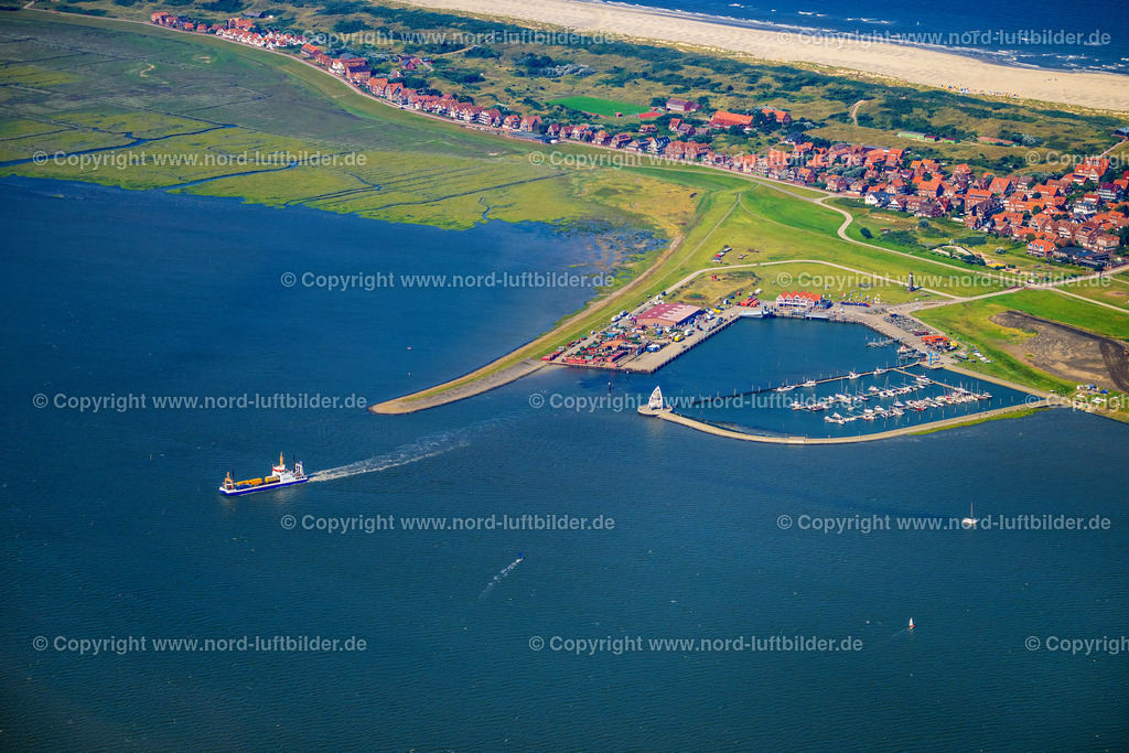 Juist_Frisia_VIII_Inselfracht_ELS_5834050924 | JUIST 05.09.2024 Fahrt eines Fähr- Schiffes " Frisia Inselfacht VIII " an der Straße Am Hafen in Juist im Bundesland Niedersachsen, Deutschland. // Ride a ferry ship " Frisia Inselfacht VIII " on street Am Hafen in Juist in the state Lower Saxony, Germany. Foto: Martin Elsen