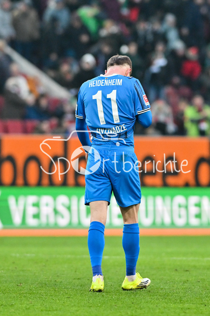 FC Augsburg - 1. FC Heidenheim | AUGSBURG, GERMANY - 15. FEBRUARY: hängende Köpfe bei den Heidenheimern nach der Niederlage gegen Augsburg nach dem Bundesligamatch zwischen dem FC Augsburg und dem 1. FC Heidenheim am 22. Spieltag in der WWK-Arena / DFL REGULATIONS PROHIBIT ANY USE OF PHOTOGRAPHS AS IMAGE SEQUENCES AND/OR QUASI-VIDEO / Budu ZIVZIVADZE (1. FC Heidenheim 11)