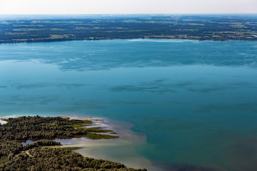 dr__0092655.jpg | CHIEMSEE 14.06.2022 Fluß- Delta und Strom- Mündung der Tiroler Ache in Chiemsee im Bundesland Bayern, Deutschland. 