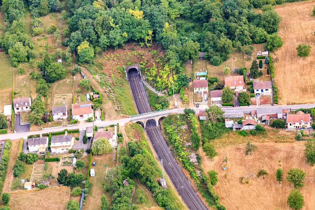 Vue aérienne: Portail du tunnel de la ligne ferroviaire à Foug dans le département Meurthe et Moselle, France – .Photo: IMG_083513.jpg prise le 13/07/2015 par Werner Riehm/FLY-FOTO.eu – Résolution de l'original: 5472 x 3648 px