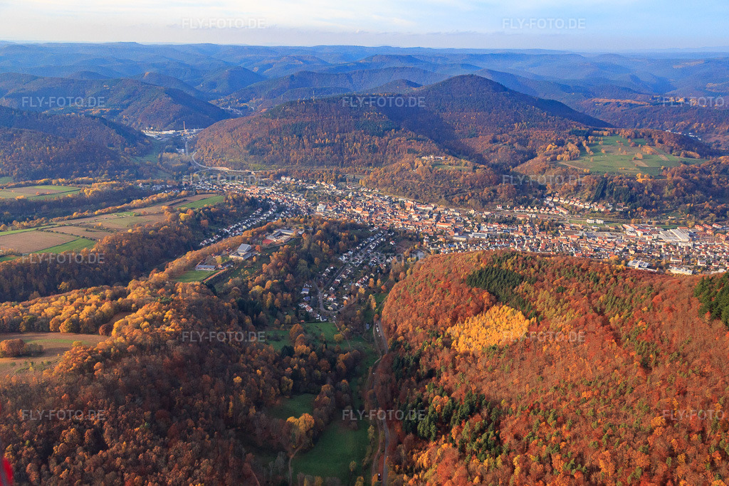 Luftbild: Stadtübersicht aus Süden in Annweiler am Trifels im Bundesland Rheinland-Pfalz in Deutschland. Foto: IMG_085138.jpg vom 08.11.2015 durch Werner Riehm/FLY-FOTO.de