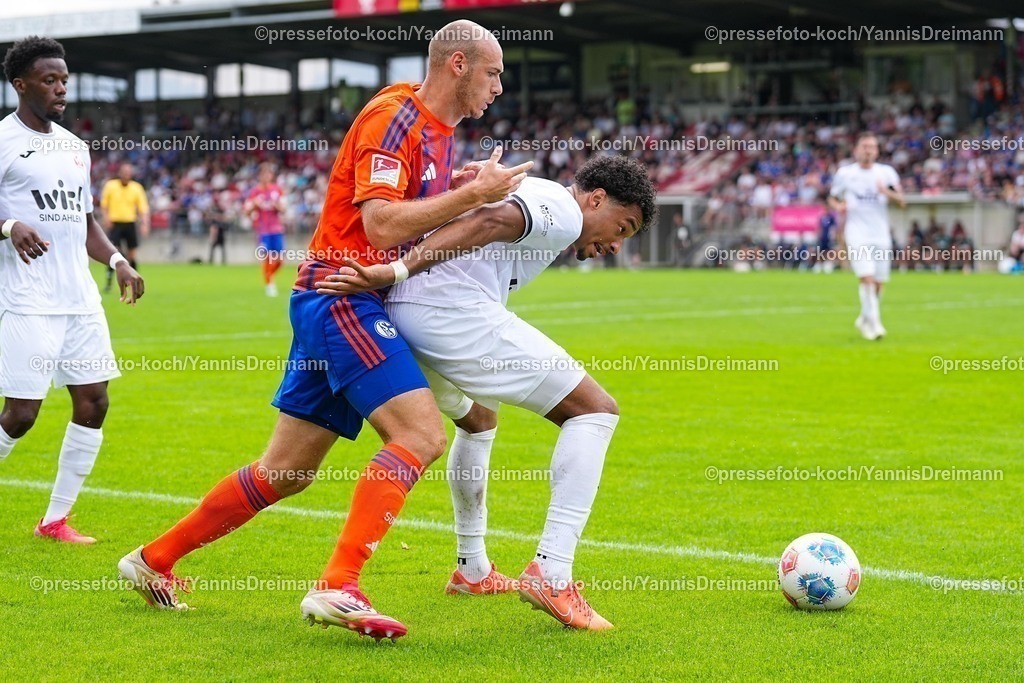 xYDR20072501037 | 20.07.2025, xydrx, Fußball, Rot Weiss Ahlen - FC Schalke 04, Testspiel, Wersestadion: Mika Karim Khadr (FC Schalke 04 #45) im Zweikampf gegen Mattias Hanchard (Rot Weiss Ahlen #4)