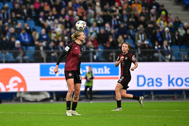 Fußball I Frauen I Saison 2025-2026 I Bundesliga I 10. Spieltag I Hamburger SV - 1. FC Nürnberg I 47098 | Kopfball Oliwia Wos (15, 1. FC Nürnberg) - Realisiert mit Pictrs.com
