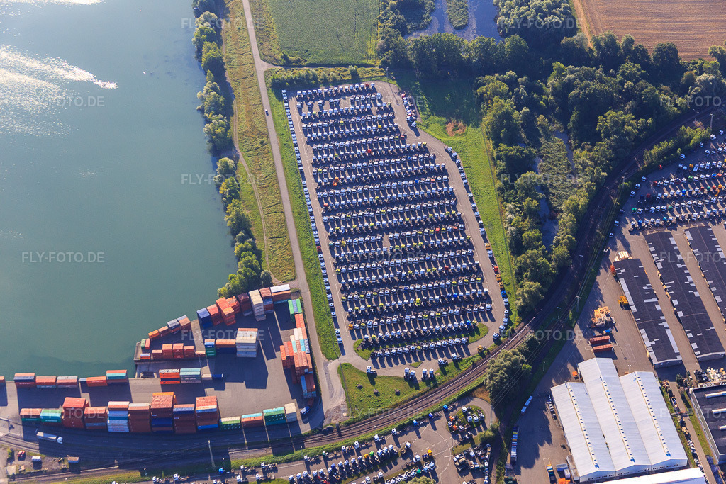 Luftbild: Parkplatz für produzierte DAIMLIER-LKW-Zugfahrzeuge an der Hafenstr im Ortsteil Maximiliansau in Wörth im Bundesland Rheinland-Pfalz in Deutschland. Foto: IMG_092850.jpg vom 13.08.2016 durch Werner Riehm/FLY-FOTO.de