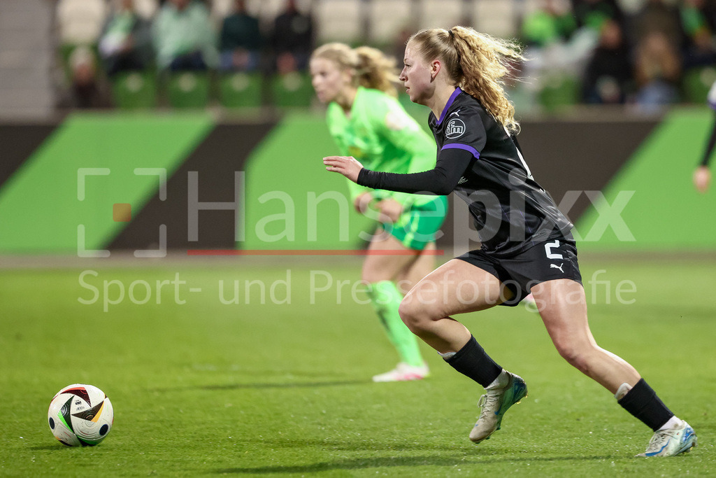 Fussball, Google Pixel Frauen-Bundesliga, VfL Wolfsburg - SGS Essen | v.li.:Julie Terlinden (SGS Essen, 2) am Ball, Einzelbild, Ganzkörper, Aktion, Action, Spielszene, DIE DFB-RICHTLINIEN UNTERSAGEN JEGLICHE NUTZUNG VON FOTOS ALS SEQUENZBILDER UND/ODER VIDEOÄHNLICHE FOTOSTRECKEN. DFB REGULATIONS PROHIBIT ANY USE OF PHOTOGRAPHS AS IMAGE SEQUENCES AND/OR QUASI-VIDEO.