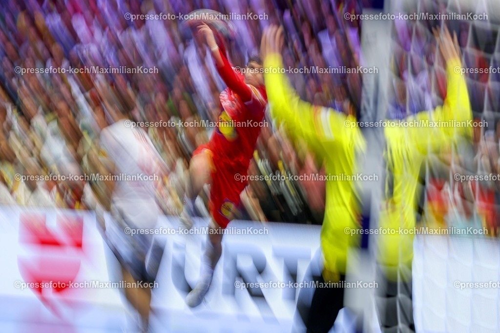 EHF19012601145 | 19.01.2026, Handball, Men's EHF EURO 2026, Österreich - Serbien, Jyske Bank Boxen in Herning, Dänemark, Preliminary Round: Dynamic Feature of players on the pitch Dynamik Dynamisch Symbolbild  Sebastian Frimmel (Austria #20) wirft auf das Tor von  Dejan Milosavljev (Serbien #96) 