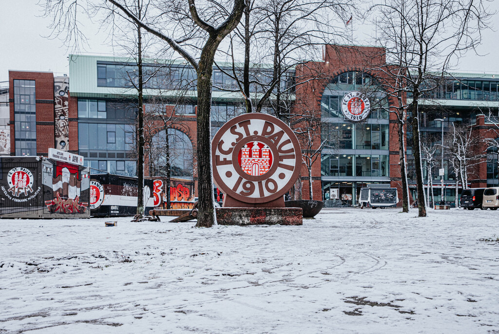 IMG_2619 | Der offizielle Shop für FC St. Pauli Fotos. Wähle aus Spielszenen & Fanmomenten dein FCSP Wunschformat. Wir liefern Millerntor-Atmosphäre.