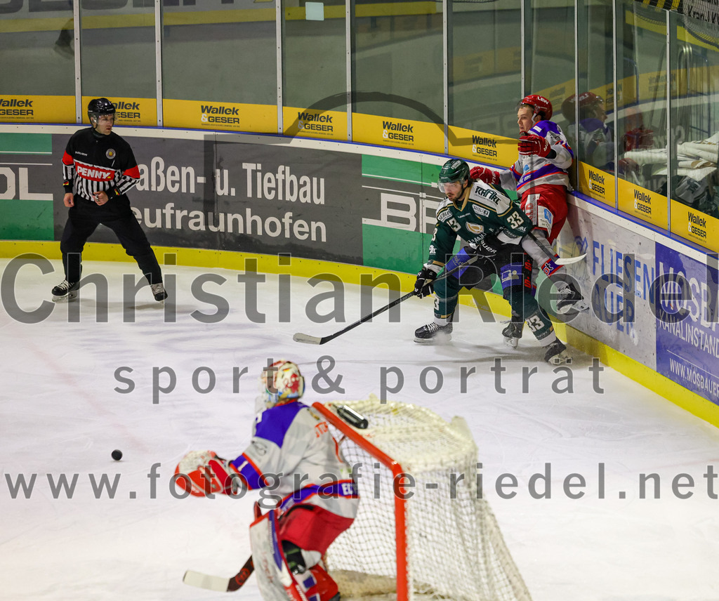 2026-02-15_045_TSV_Erding_gegen_EC_Peiting | Erding, Deutschland, 15.02.2026:Eishockey, Oberliga Süd 2025 / 2026, 47. Spieltag, TSV Erding gegen EC Peiting, Endergebnis: 4:5Torwart Tommi Steffen (EC Peiting, #1), Marc Schmidpeter (Erding Gladiators, #33)Foto: Christian Riedel / fotografie-riedel.net