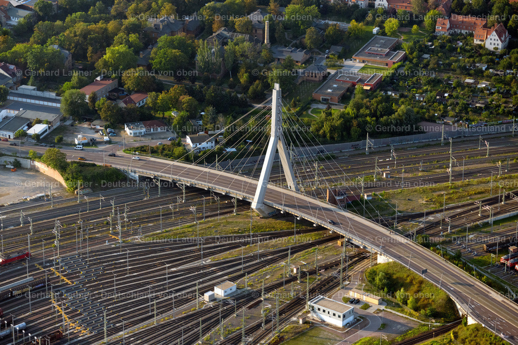 4062509 | HALLE (SAALE) 08.09.2021 Spannbetonviadukt der Berliner Brücke an der Berliner Straße in Halle (Saale) im Bundesland Sachsen-Anhalt. Weiterführende Informationen bei: Donges SteelTec GmbH,  Ed. Züblin AG,  Ingenieurbüro GRASSL GmbH. // View of Berlin Bridge in Halle (Saale) in Saxony-Anhalt. Further information at: Donges SteelTec GmbH,  Ed. Zueblin AG,  Ingenieurbuero GRASSL GmbH. Foto: Gerhard Launer