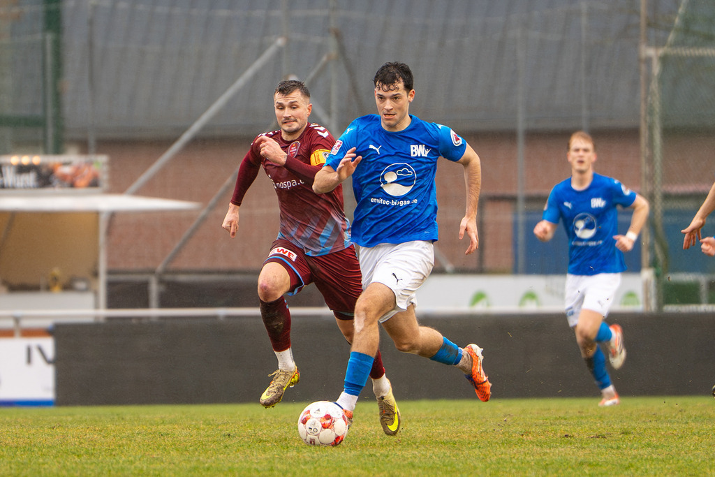 Fußball I Herren I Saison 2025-2026 I Regionalliga Nord I 23. Spieltag I TuS Blau-Weiß Lohne - SC Weiche Flensburg 08 I 0052 | Dominic Hartmann (37, SC Weiche Flensburg 08) gegen Nico Thoben (8, TuS BW Lohne) - Realisiert mit Pictrs.com