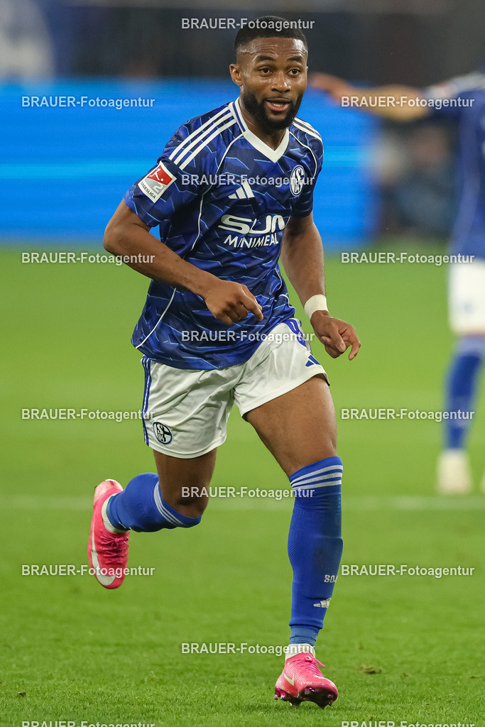 1_S04BER_20250801_2754.JPG -  - FC Schalke 04 - Hertha BSC Berlin - 2. Bundesliga | Gelsenkirchen, Deutschland, 01.08.25: Moussa Sylla (FC Schalke 04) schaut waehrend des Spiels der 2. Bundesliga zwischen FC Schalke 04 - Hertha BSC Berlin in der Veltins-Arena am 01. August 2025 in Gelsenkirchen, Deutschland. (Foto von Stefan Brauer/Brauer-Fotoagentur)DFB/DFL REGULATIONS PROHIBIT ANY USE OF PHOTOGRAPHS AS IMAGE SEQUENCES AND/OR QUASI-VIDEO.