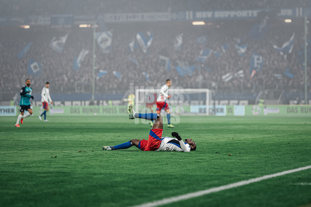 Fußball | Männer | Saison 2024/2025 | 2. Fußball-Bundesliga | 18. Spieltag | Hamburger SV vs. 1. FC Köln | 18.01.2025 | Jean-Luc Dompe (#7, HSV) am Boden lächelnd und ärgernd