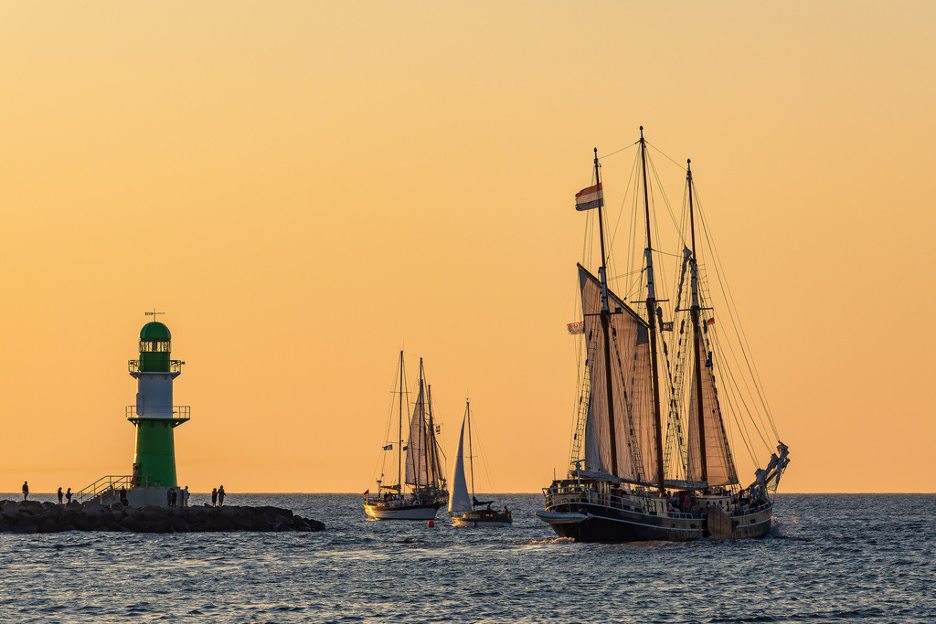Segelschiffe im Sonnenuntergang auf der Hanse Sail in Rostock | Segelschiffe im Sonnenuntergang auf der Hanse Sail in Rostock.