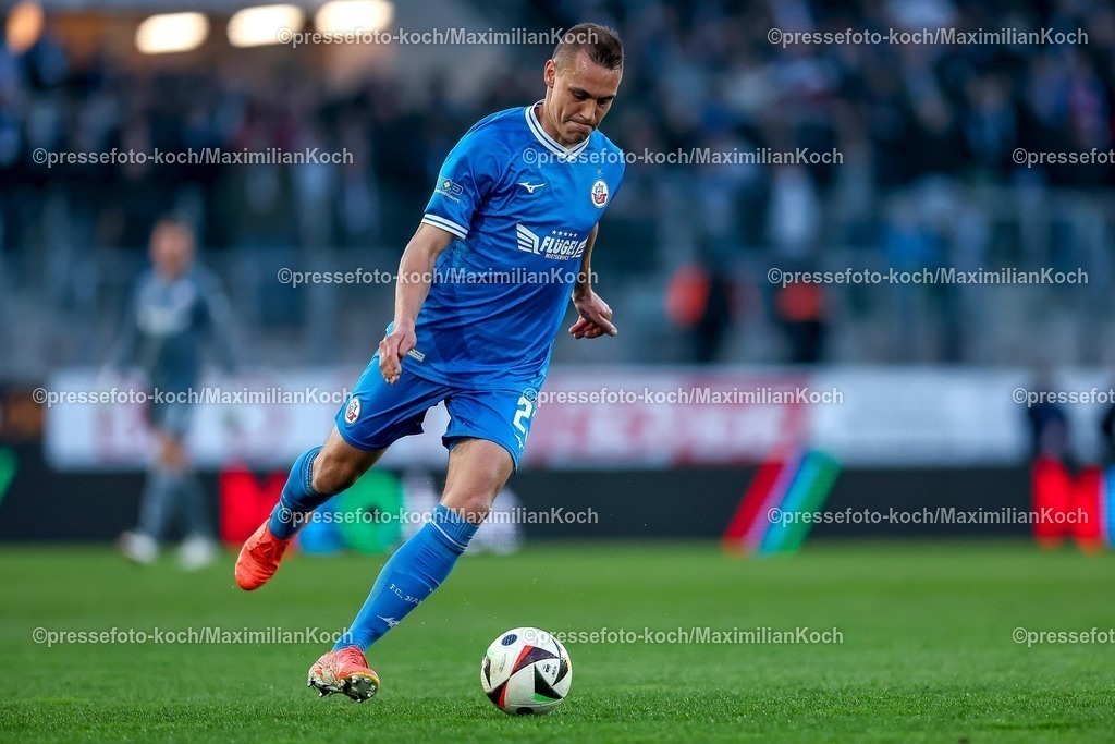 RWE06042501117 | 2025.04.06, Fußball, 3.Liga, Rot-Weiss Essen - FC Hansa Rostock, Stadion Hafenstraße, Saison 2024 2025: Franz Pfanne (FC Hansa Rostock #23) DFB regulations prohibit any use of photographs as image sequences and or quasi-video.