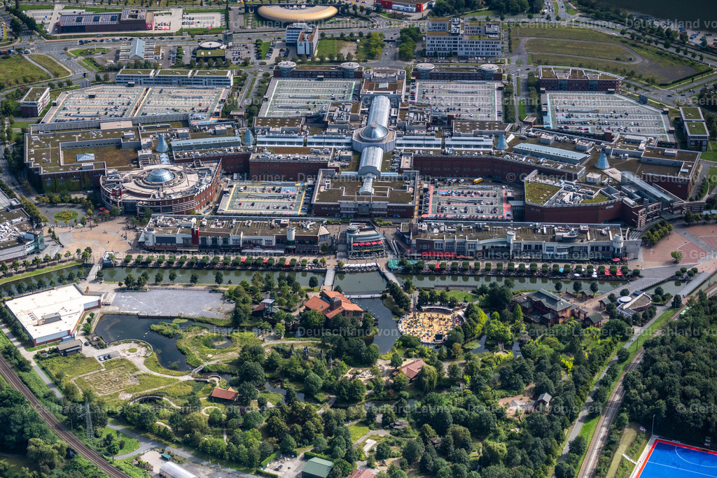 4050188 | OBERHAUSEN 25.08.2021 Gebäudekomplex und Gelände des Einkaufszentrum der CentrO Management GmbH an der Osterfelder Straße in Oberhausen im Ruhrgebiet im Bundesland Nordrhein-Westfalen. Weiterführende Informationen bei: CentrO Management GmbH,  Prime Management GmbH &amp; Co. KG,  Prime Real Estate Consulting GmbH,  RKW Architektur + Rhode Kellermann Wawrowsky GmbH. // Building complex of the shopping mall Centro in Oberhausen at Ruhrgebiet in the state of North Rhine-Westphalia. Further information at: CentrO Management GmbH,  Prime Management GmbH &amp; Co. KG,  Prime Real Estate Consulting GmbH,  RKW Architektur + Rhode Kellermann Wawrowsky GmbH. Foto: Gerhard Launer
