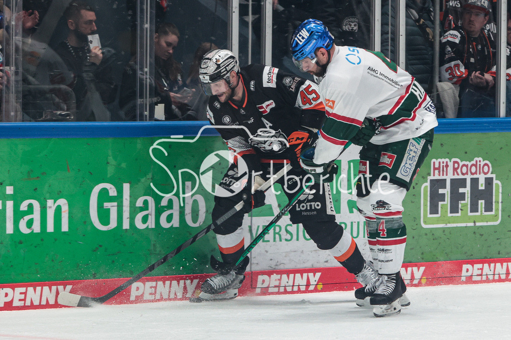 Löwen Frankfurt - Augsburger Panther | Carson McMILLAN (FRA #45) im Deull mit Henry HAASE.(AEV #4)