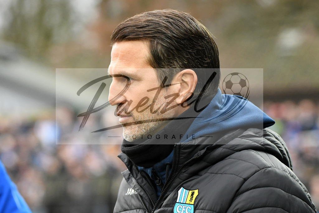 20200201_MEPCHE_0013 | Fußball, Herren: Trainer Patrick Gloeckner (Chemnitzer FC) schaut waehrend des Spiels der 3. Liga zwischen SV Meppen und Chemnitzer FC in der Haensch-Arena am 01.02.2020 in Meppen, Deutschland. DFB / DFL REGULATIONS PROHIBIT ANY USE OF PHOTOGRAPHS AS IMAGE SEQUENCES AND/OR QUASI-VIDEO. - Realisiert mit Pictrs.com