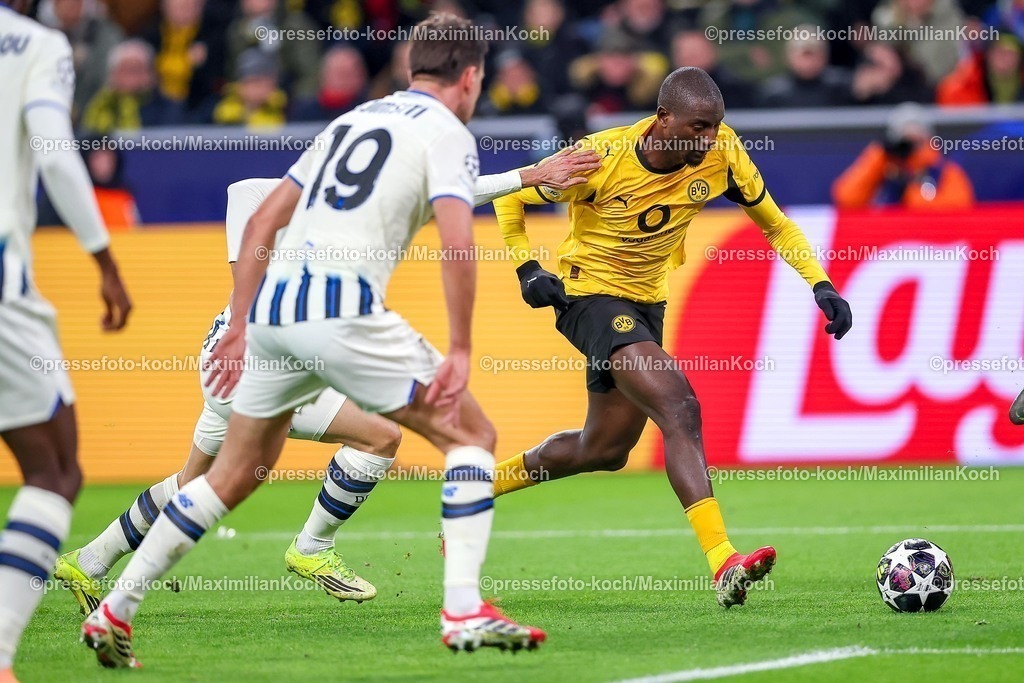UCL17022601035 | 17.02.2026, Fußball, UEFA Champions League, Borussia Dortmund - Atalanta Bergamo, BVB Stadion, Play-Offs Hinspiel, Saison 2025 2026: Serhou Guirassy&nbsp;(BVB #09) im Zweikampf gegen  Berat Djimsiti&nbsp;(Atalanta Bergamo #19)  Regulations prohibit any use of photographs as image sequences and or quasi-video.