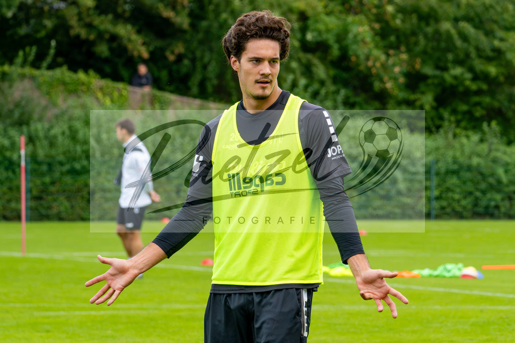 20260909_TRAOSN_0270 | Fußball, Herren: Theo Janotta (VfL Osnabrück) gestikuliert beim Training des VfL Osnabrück am 09.09.2026 im Sportpark Illoshöhe in Osnabrück, Deutschland.(Foto von Nico Paetzel) - Realisiert mit Pictrs.com