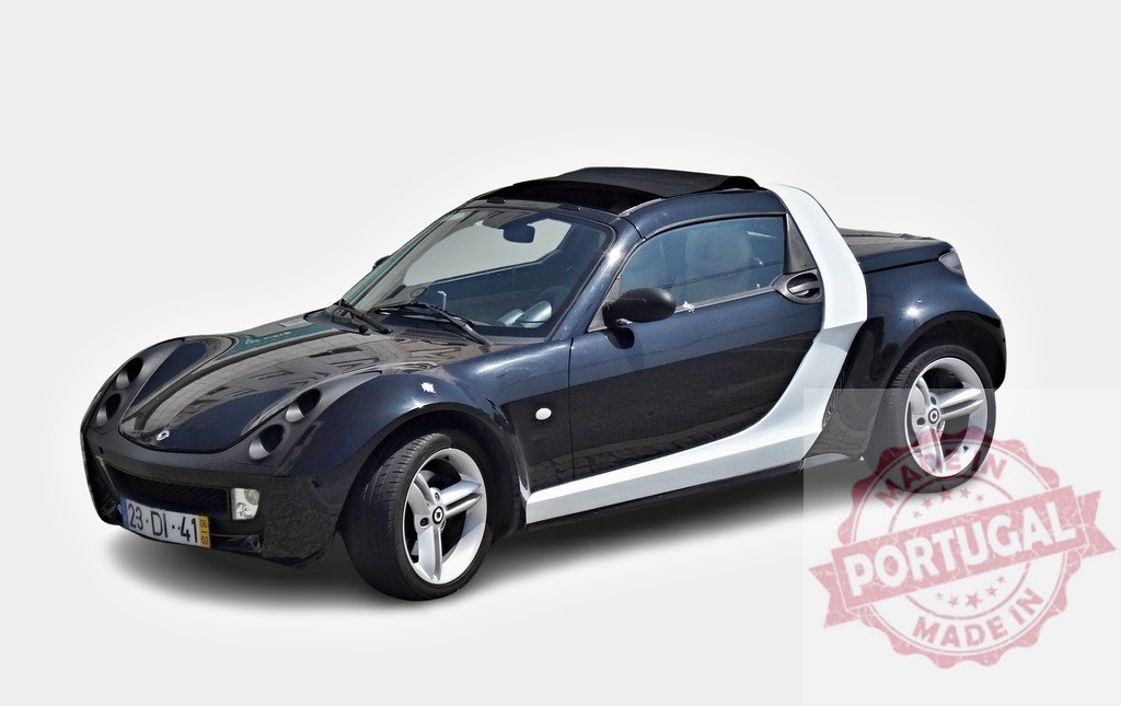 Smart Roadster Coupé displaying its unique two-tone paint job | Parked Smart Roadster Coupé showcasing its distinctive design and two-tone color scheme - Realisiert mit Pictrs.com