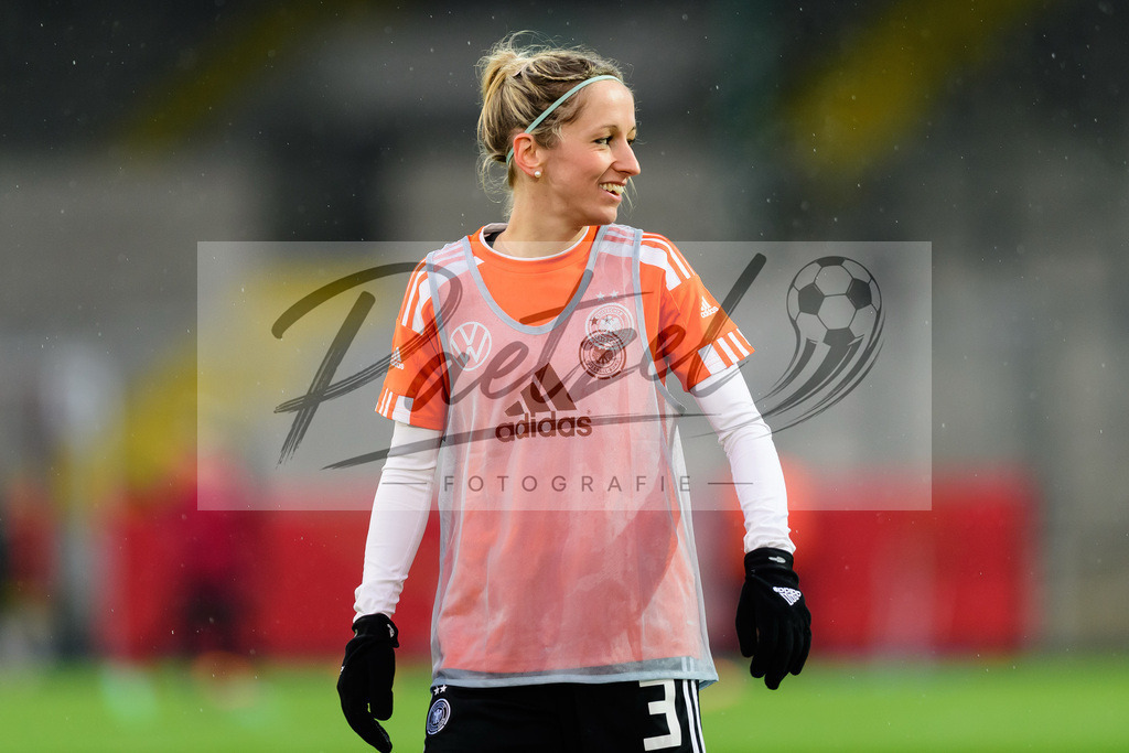 GERTUR20211126_086 | Fussball, Frauen: Kathrin Hendrich (Germany) schaut bei dem Spiel der WM-Qualifikation zwischen Deutschland und Tuerkei im Eintracht-Stadion am 26.11.2021 in Braunschweig, Deutschland. - Realisiert mit Pictrs.com