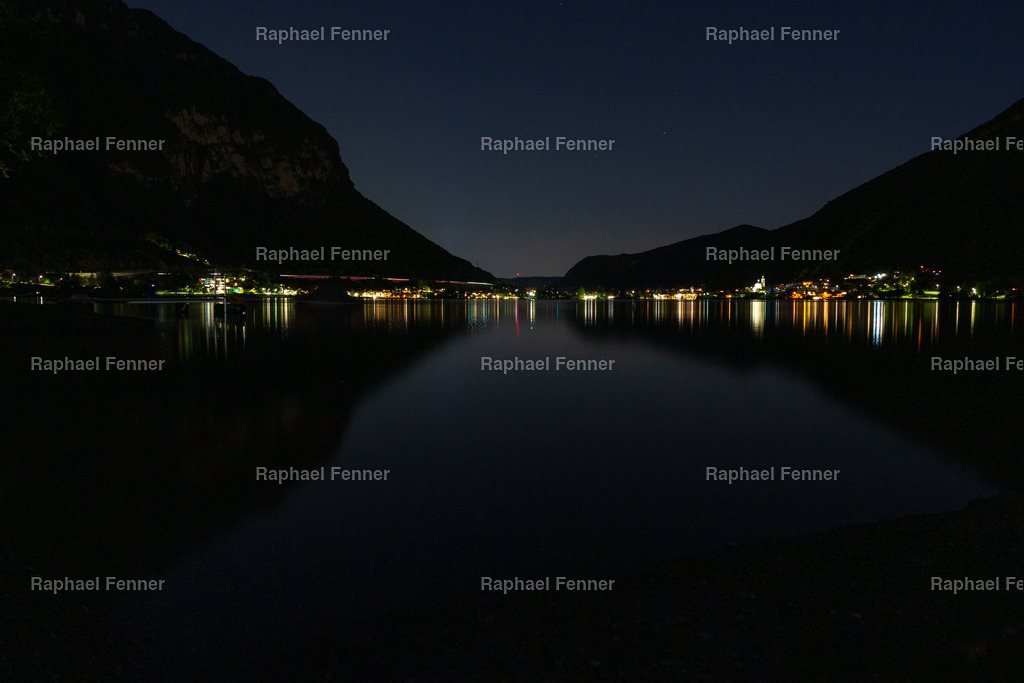 Mitternacht über dem Lago di Lugano – Blick auf Capolago | Dieses Bild wurde kurz vor Mitternacht aufgenommen und zeigt die stillen Uferlichter von Capolago am Lago di Lugano. Die Dunkelheit ist durchzogen von feinen Reflexionen, die sich im ruhigen Wasser spiegeln. Eine eindrucksvolle Aufnahme, die die nächtliche Stille und Kraft der Tessiner Landschaft einfängt.