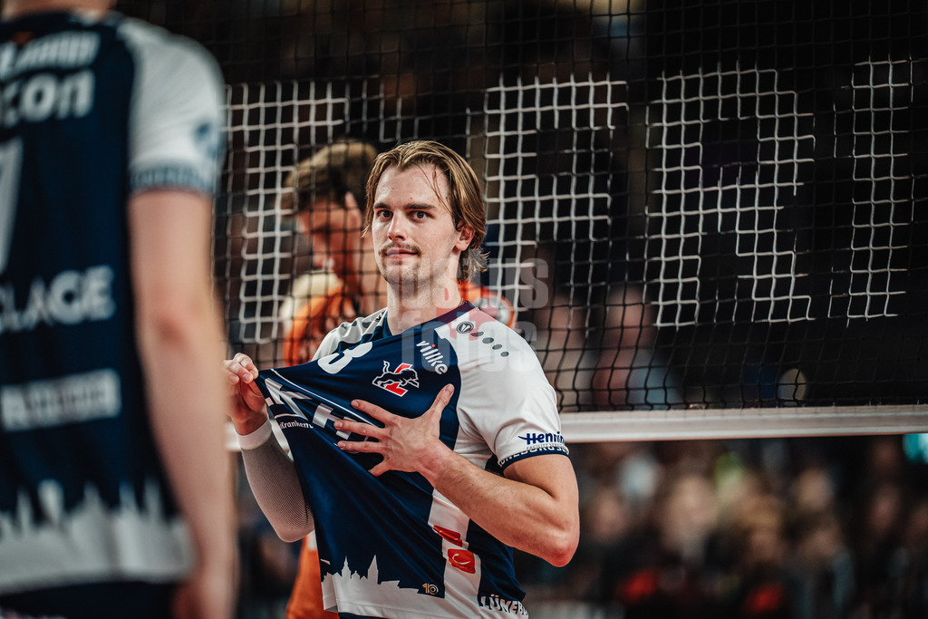 Volleyball | Herren | Saison 2024/2025 | 1. Volleyball Bundesliga Männer | Finale | SVG Lüneburg vs. BERLIN RECYCLING Volleys | 01.05.2025 | Michael Patrick Wright (#3, SVG Lüneburg) gibt Zeichen an seine Mitspieler